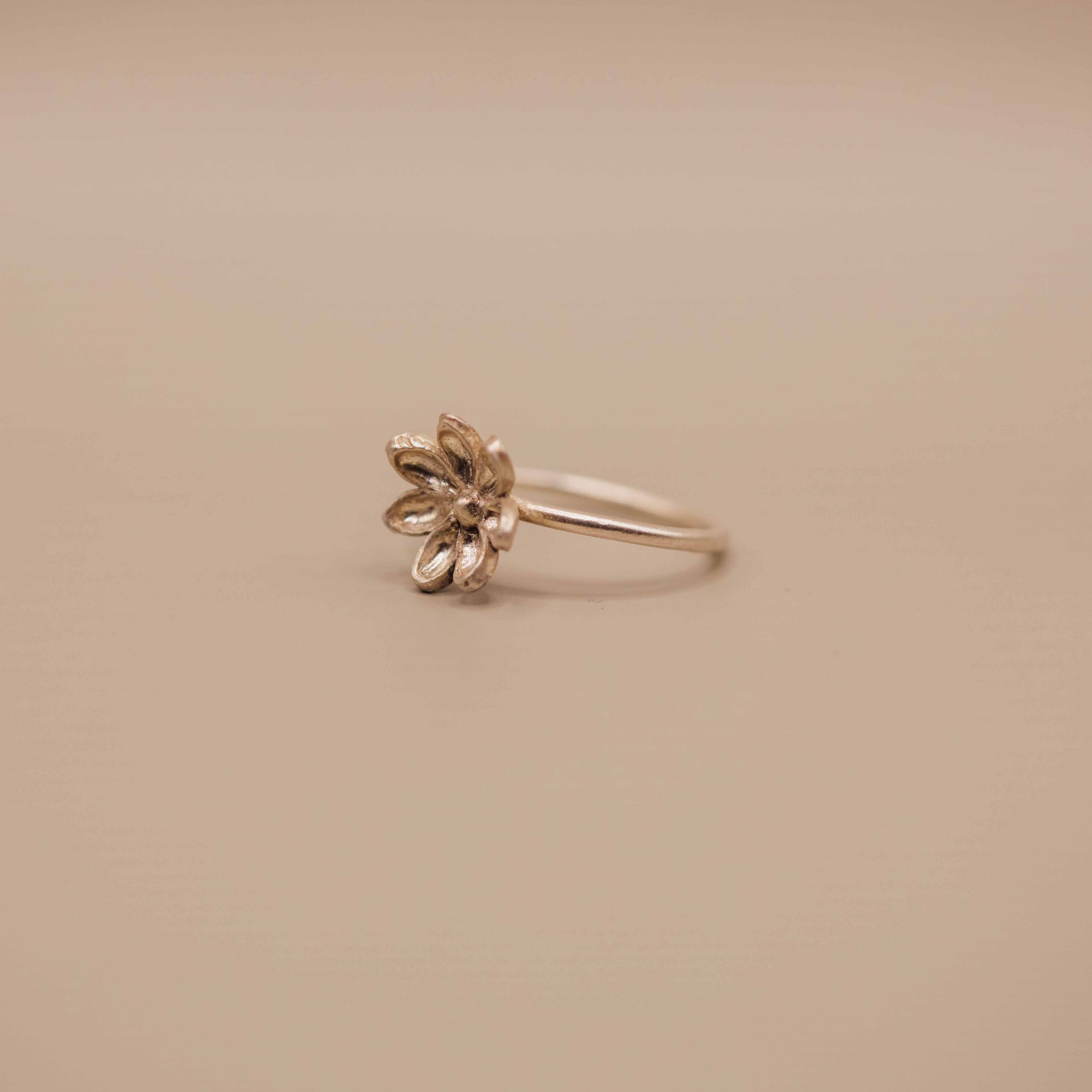 Odette II Anello Margherita – Atelier Mirabilia